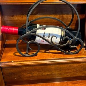 🍷 Quality wine display rack in perfect condition. 🍷